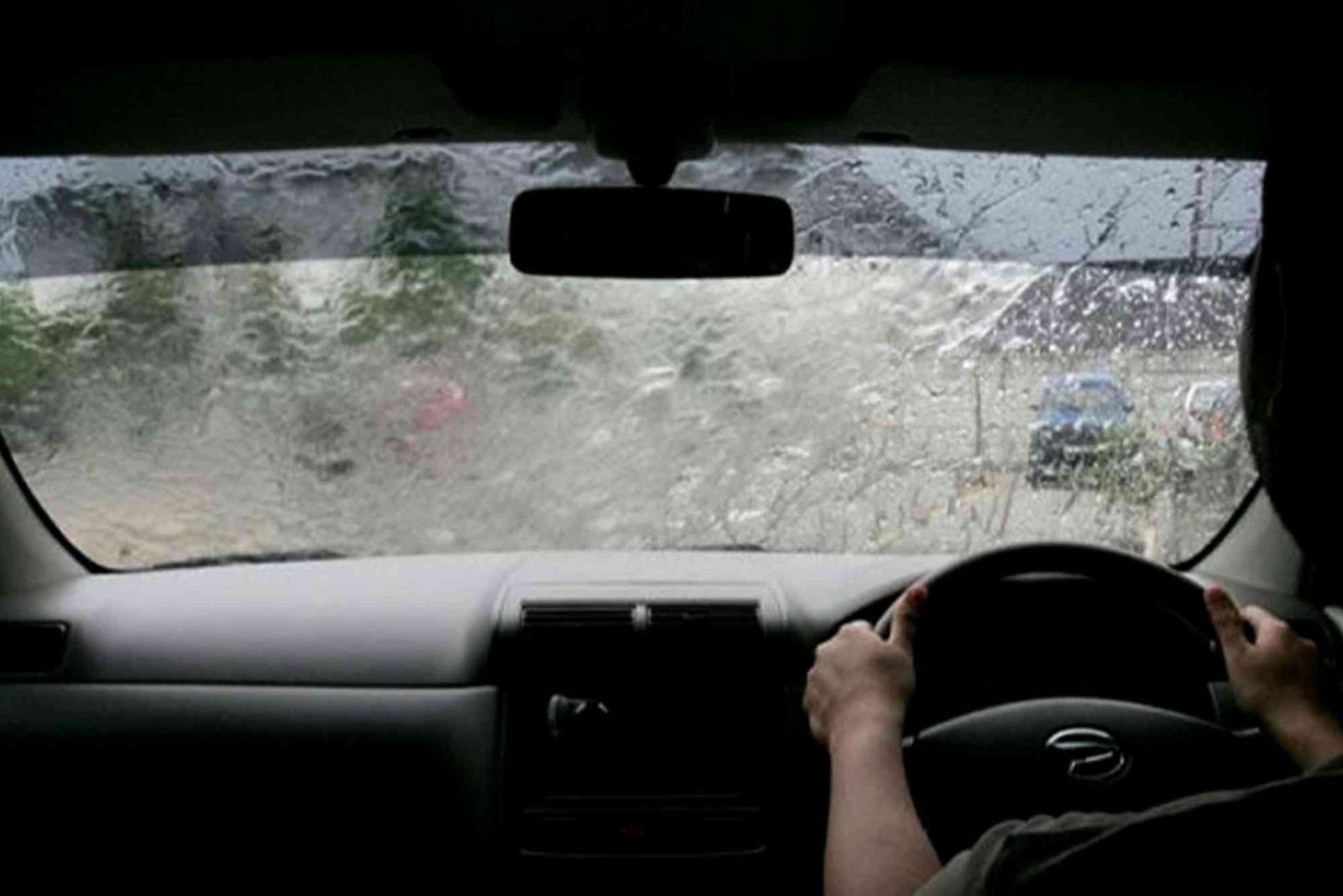 Tips Mengemudi Aman Saat Hujan Lebat